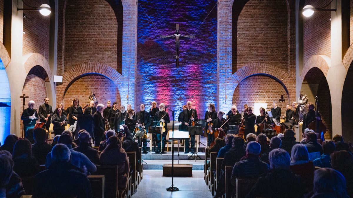 Stockumer Kammerorchester in St. Albertus Magnus Stockumer Kammerorchester zum Ende eines Konzertes in der Kirche St. Albertus Magnus in Düsseldorf Golzheim